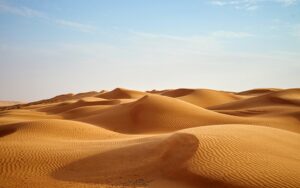 Viajar en familia a las dunas del desierto de Wahiba en Omán