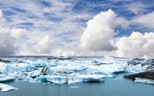 Navegar entre icebergs en Islandia