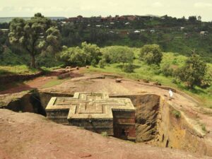 Contemplar la majestuosidad de la cruz dorada de Lalibela