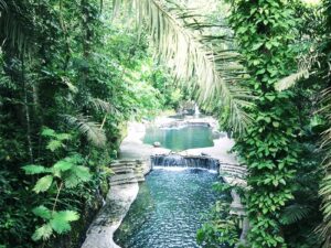 Refrescante baño en las piscinas de agua volcánica