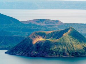 Sobrevolar en helicóptero el volcán Taal