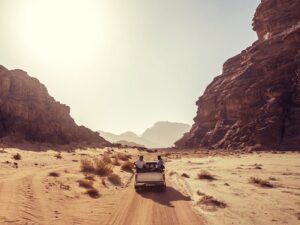 Recorrer en jeep el desierto de Wadi Rum