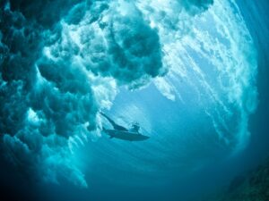 Deslizarse por las aguas cristalinas de Maldivas en una tabla de surf