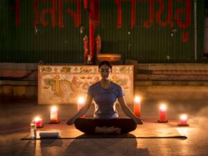 Conectar el cuerpo y la mente en una clase privada de yoga