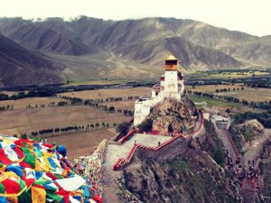 Atravesar las puertas del Monasterio Shyalpa Tenzing