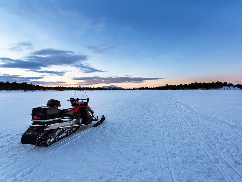 Finlandia. Safari en moto de nieve