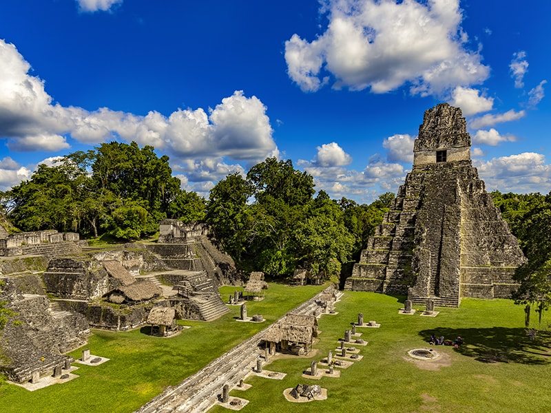 Guatemala. Recorrido arqueológico por el Parque de Uaxactun